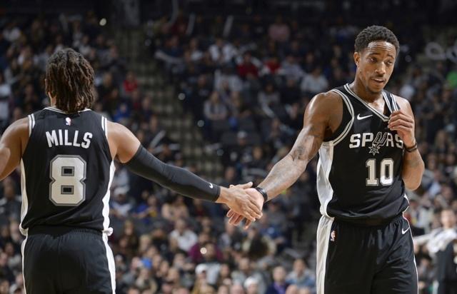 手感火热！狄龙半场10中7得到19分2篮板1助攻（状态爆棚！狄龙半场10投7中砍下19分2板1助）